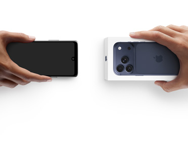 Hände, die Telefone austauschen, links ein Android Gerät ohne Verpackung, rechts ein neues iPhone 17 Pro in Verpackung
