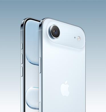 Schräge Seitenansicht des iPhone Air in Himmelblau mit einem Teil des Displays, Actiontaste, Lautstärketasten und Seitentaste. Rückseite mit Fusion Kamera-System oben links.