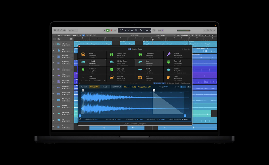 MacBook Pro de 16 pulgadas que muestra Drum Machine Designer, controles de kits, ventana de Analog Blaze con ondas de sonido y cuatro filas de instrumentos