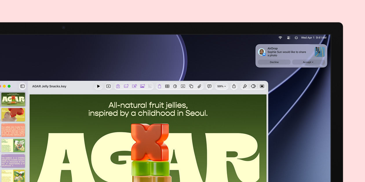 Pantalla de un monitor Studio Display que muestra una presentación de Keynote sobre dulces, una notificación en la esquina superior derecha de la pantalla muestra una solicitud de otra persona para compartir una foto