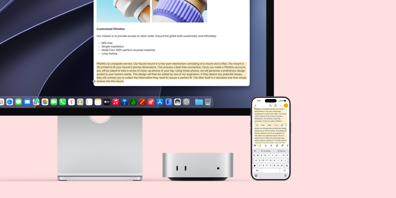 Parte frontal de una Mac mini ubicada debajo de un monitor Studio Display, un iPhone a la derecha del dispositivo y la pantalla, con texto seleccionado y comandos de cortar, copiar, pegar y Autorrelleno en la parte superior del iPhone que corresponden al texto resaltado en pantalla, que muestra el Portapapeles Universal