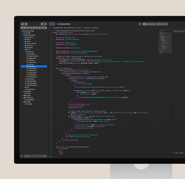 Pantalla de un monitor Studio Display, app Xcode abierta, editor de código con varios colores, ventana con la vista previa de la línea de código, la app se está probando en un iPhone
