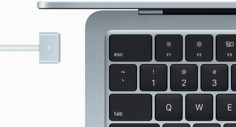 MacBook Air in de kleur hemelsblauw met MagSafe-kabel in dezelfde kleur