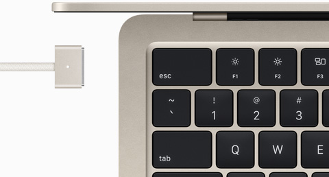 MacBook Air in de kleur sterrenlicht met MagSafe-kabel in dezelfde kleur