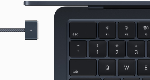 MacBook Air in Mitternacht mit MagSafe Kabel in passender Farbe