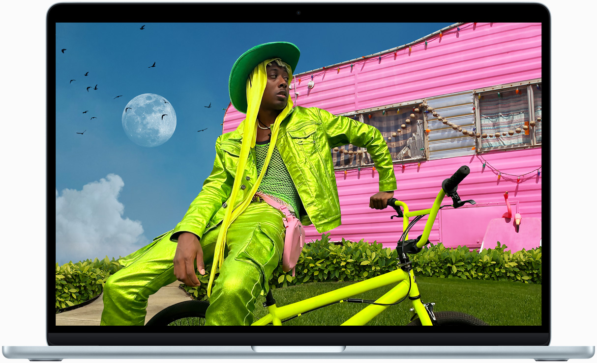 Der Bildschirm des MacBook Air zeigt das Foto einer Person in einem farbenfrohen Outfit, was die Farbpalette und die Auflösung des Liquid Retina Display veranschaulicht