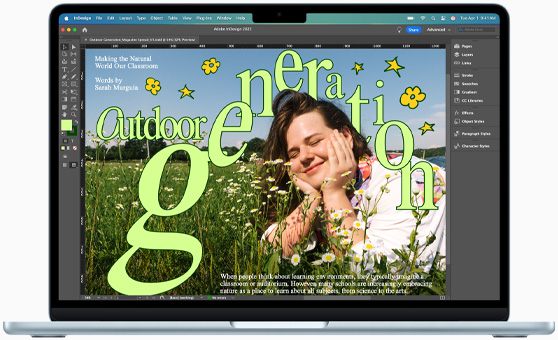 Ein MacBook Air mit einem Adobe InDesign Projekt