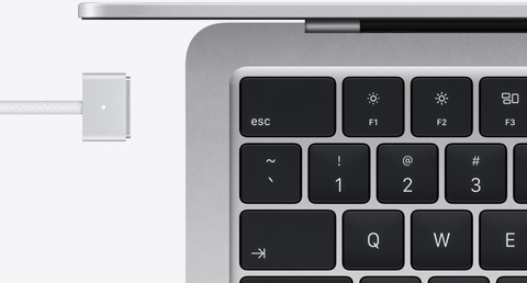 Hopeanvärinen MacBook Air ja sen sävyyn sopiva MagSafe-johto