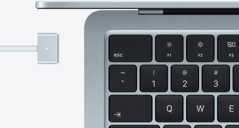Taivaansininen MacBook Air ja sen sävyyn sopiva MagSafe-johto