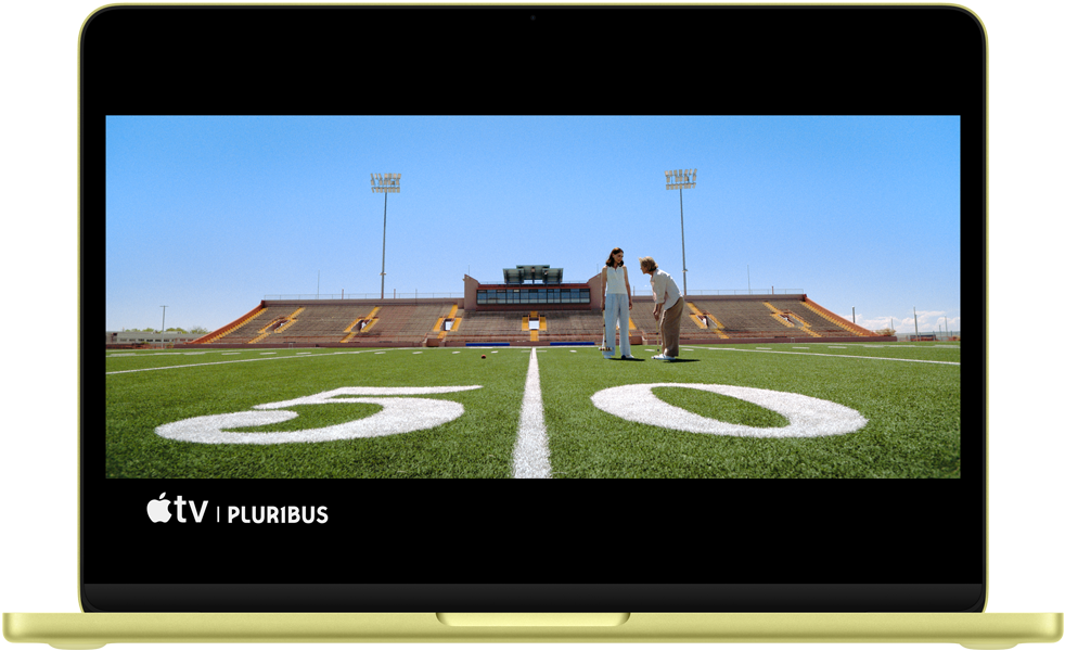 MacBook Neo, color amarillo cítrico, una escena de la serie Pluribus en pantalla.