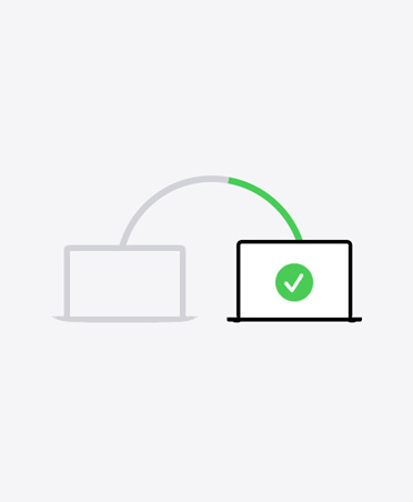 Ilustración de dos laptops conectadas por una línea, la segunda muestra una marca de verificación verde en la pantalla que indica que el proceso de migración terminó