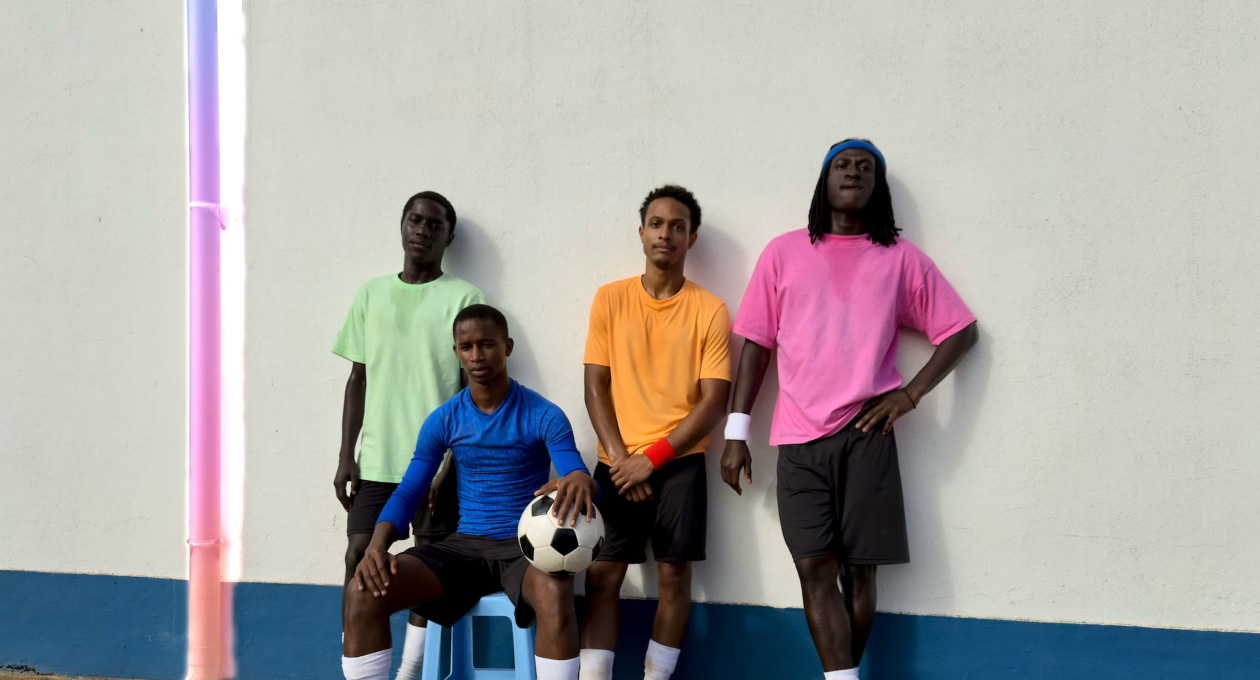 Outil de nettoyage utilisé pour supprimer un tuyau d’évacuation de la photo de membres d’une équipe de soccer appuyés contre un mur