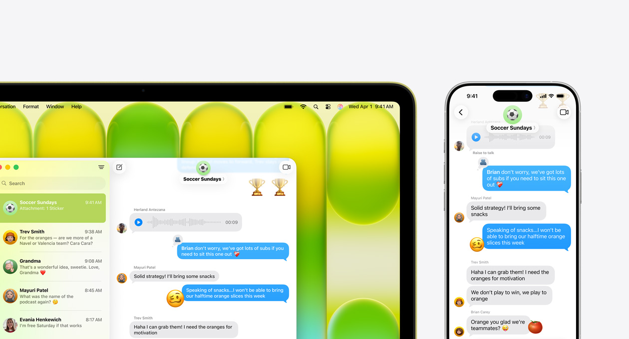 橘黃色 MacBook&nbsp;Neo，顯示訊息 app 中一個名為「Soccer&nbsp;Sundays」的聊天群組和其他最近的訊息，旁邊的 iPhone 顯示相同的群組聊天畫面