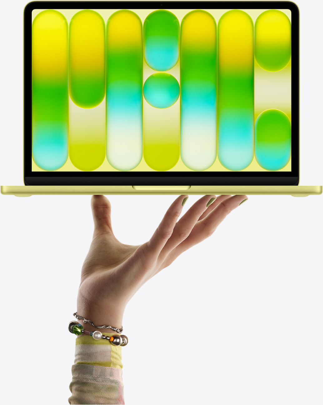 Un MacBook Neo de couleur agrume, tenu en équilibre sur le bout des doigts d’une main ouverte, écran affichant un motif abstrait coloré