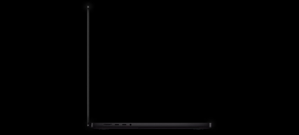 Zijaanzicht van geopende MacBook Pro dat de aandacht vestigt op het dunne design