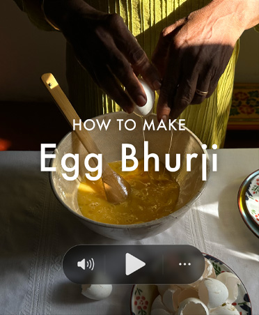 Imagen de un video de cocina, un hombre rompiendo huevos en un recipiente