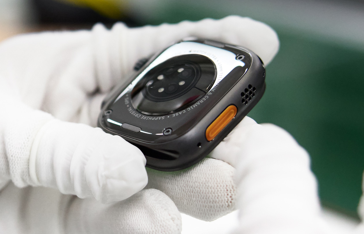 手袋をはめた手が、裏返しになったApple Watchの底部を持っている