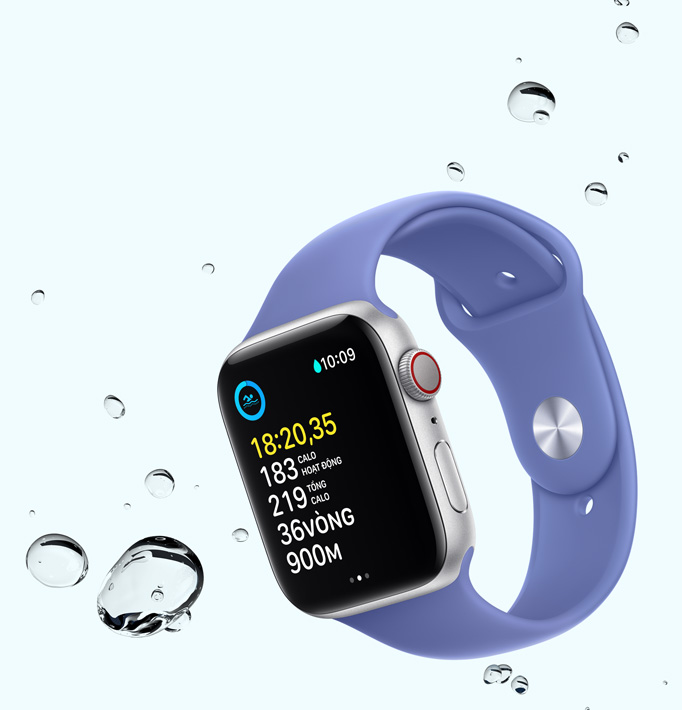Apple Watch SE hiển thị màn hình bài tập bơi với những giọt nước ở gần thiết bị