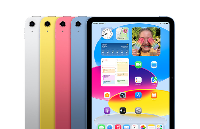 Các thiết bị iPad xếp thành hàng với bốn màu: bạc, vàng, hồng, xanh dương, trong khi màn hình hiển thị hình nền và nhiều ứng dụng khác nhau